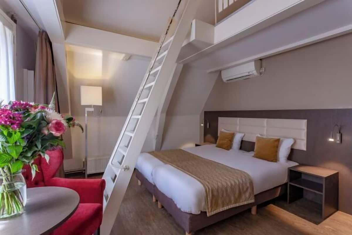Caja de seguridad en la habitación y escritorio