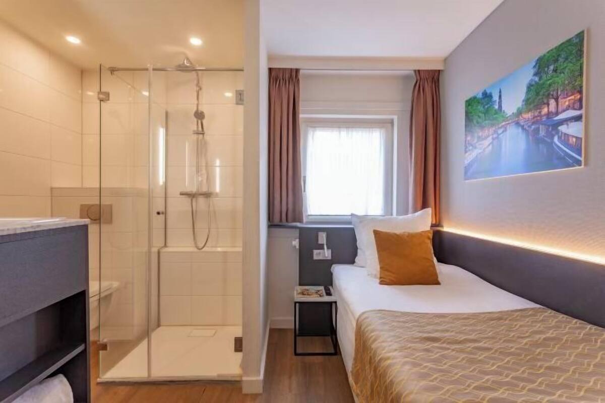 In-room safe, desk, iron/ironing board (on request), WiFi (free)