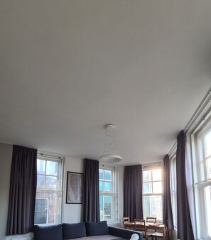 Appartement Ville | Aire de séjour | Téléviseur à écran plat de 45 po avec télévision numérique, téléviseur