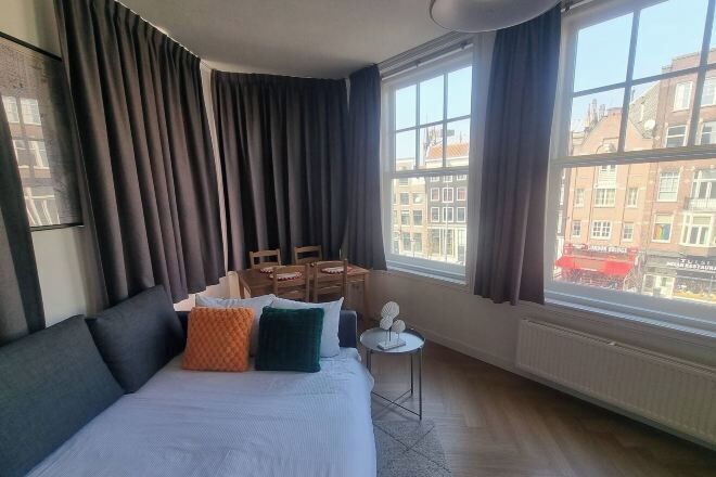 Safe på rommet, skrivebord, strykejern/-brett og wi-fi (inkludert)