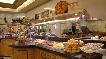 Desayuno buffet diario (EUR 17.50 por persona)