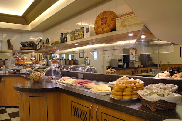 Café da manhã com buffet diário (EUR 17.50 por pessoa)