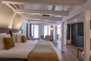 Tremannsrom, 3 enkeltsenger | Safe på rommet, skrivebord, strykejern/-brett og wi-fi (inkludert)