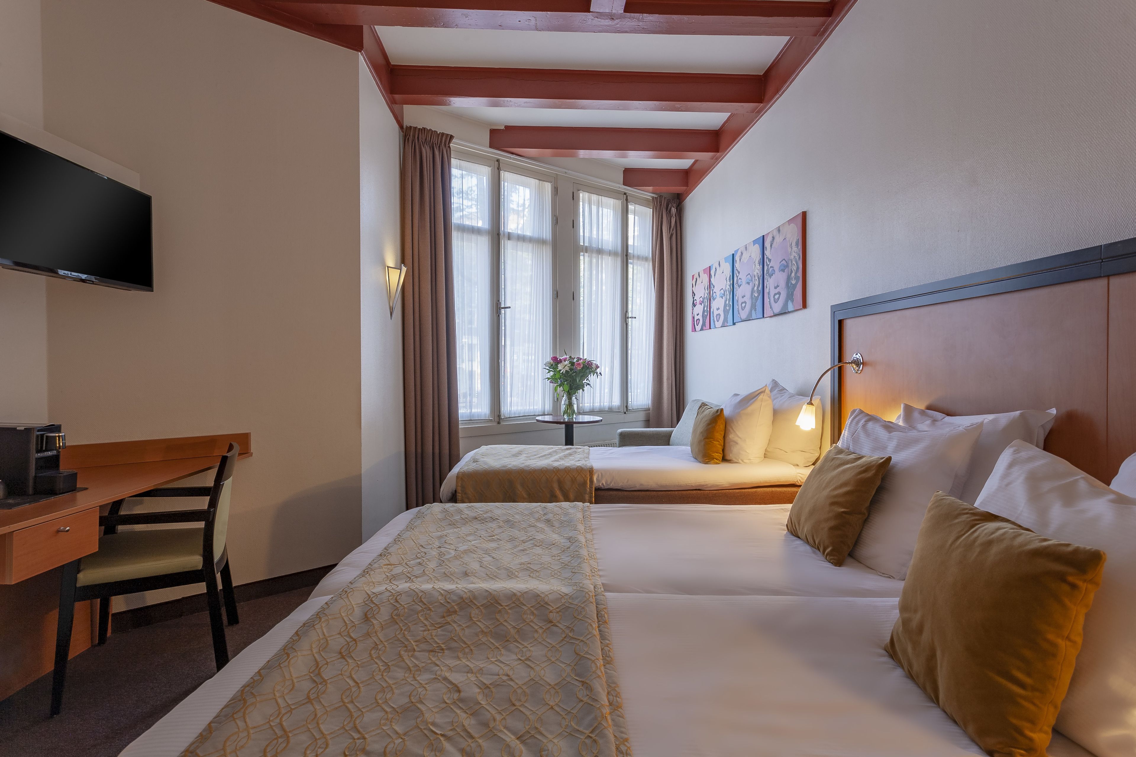 Driepersoonskamer, 3 eenpersoonsbedden | Een kluis op de kamer, een bureau, een strijkplank/strijkijzer