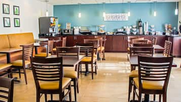 Se ofrece desayuno continental por un coste adicional