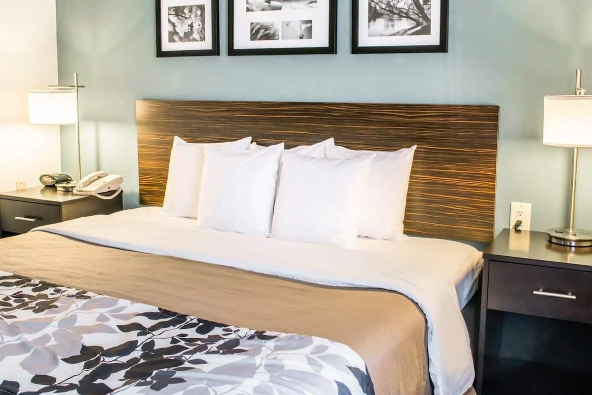 Chambre Standard, 1 très grand lit, non-fumeur | Coffre-fort, bureau, rideaux d’obscurcissement