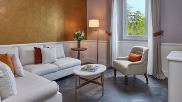 Suite, 1 King Bed, Garden View | Hypo-allergenic bedding, down comforters, minibar, in-room safe