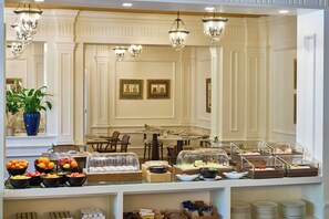 Tägliches Frühstücksbuffet gegen Gebühr
