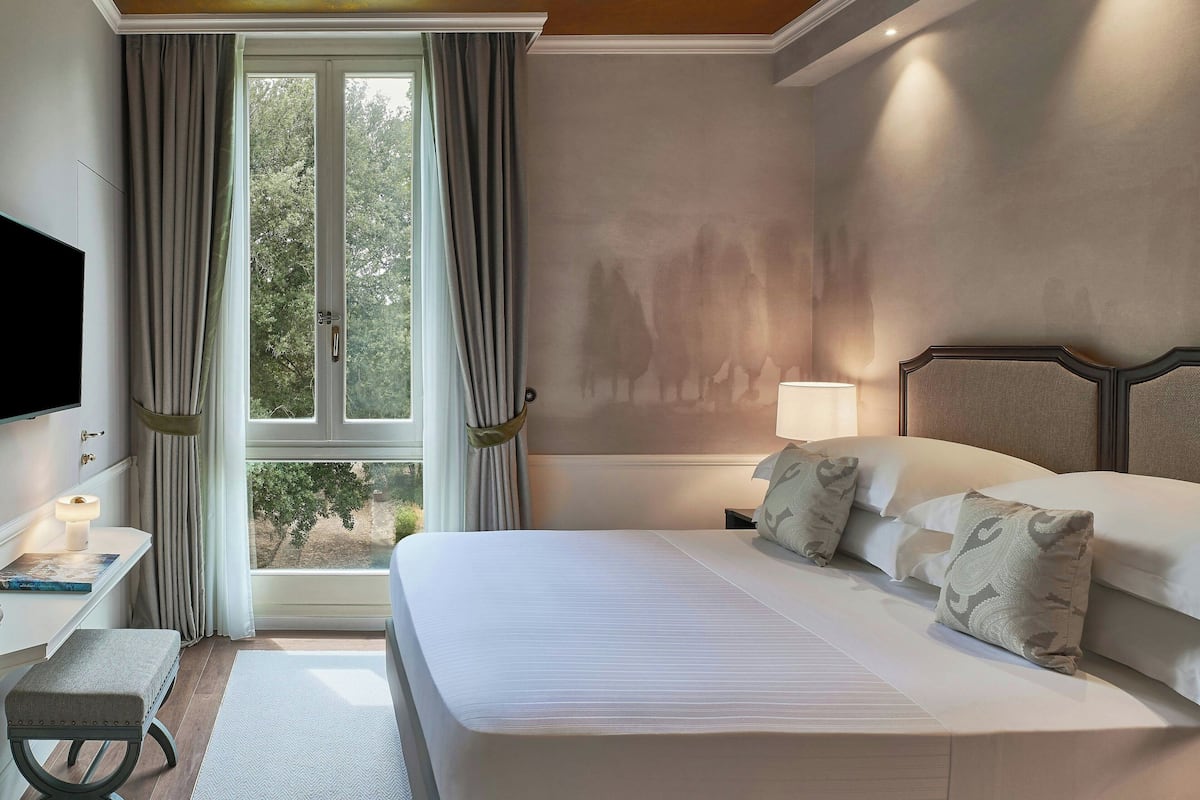 Classic Room, 1 Queen Bed, Non Smoking, Garden View | 1 bedroom, hypo-allergenic bedding, down comforters, minibar