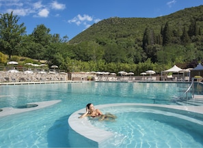 Innenpool, Außenpool (je nach Saison geöffnet), Sonnenschirme