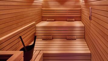 Una sauna con bancos de madera y un asiento.