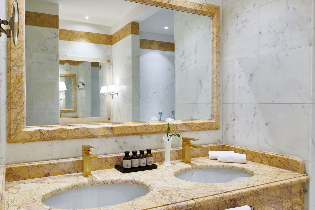 Junior Suite, 1 King Bed, Non Smoking | Bathroom