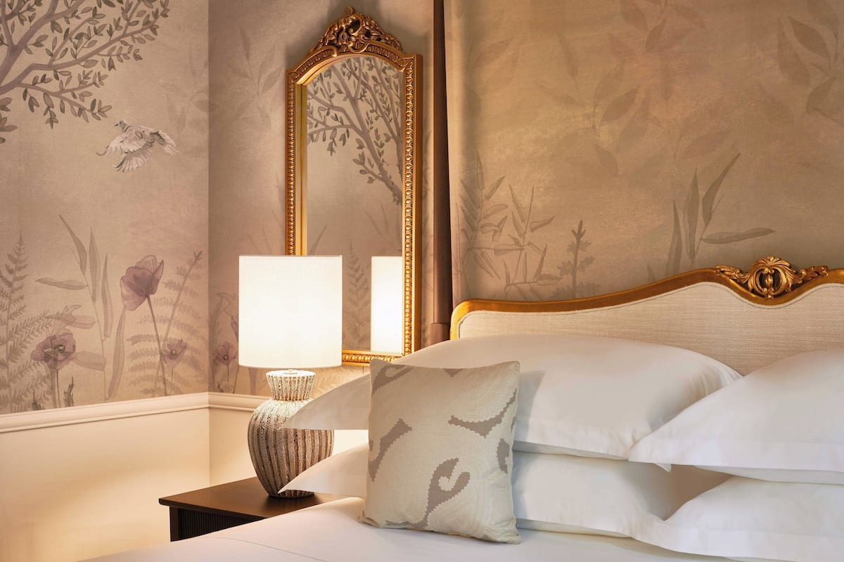 junior suite, 1 king bed, non smoking | 1 bedroom, hypo-allergenic bedding, down duvets, minibar