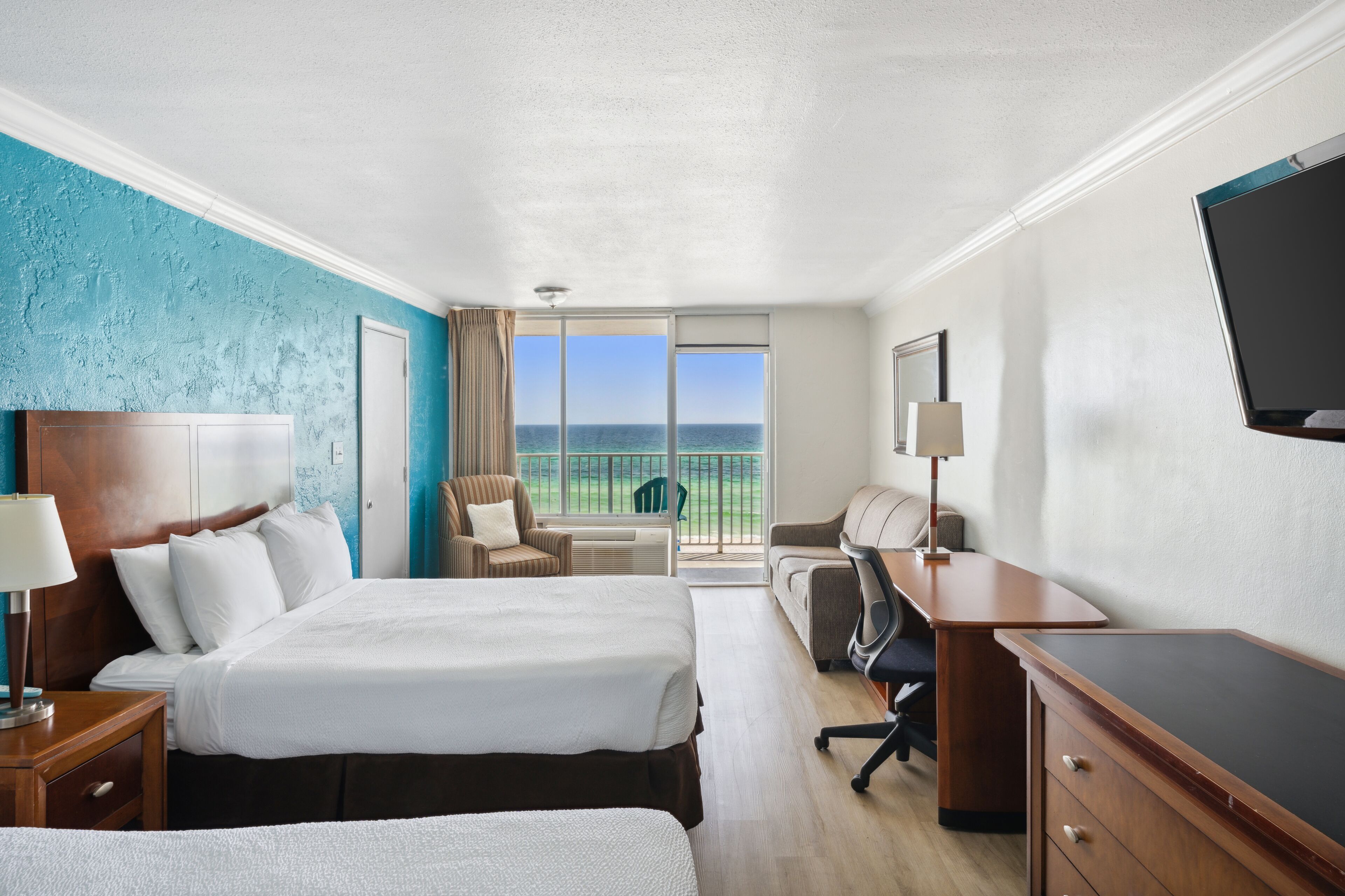 Premium bedding, blackout drapes, WiFi (free), bed sheets