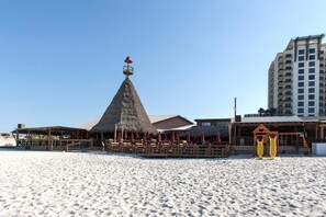Playa privada, playa de arena blanca y bar en la playa 
