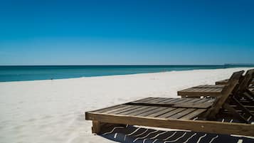 Playa privada, arena blanca y bar en la playa