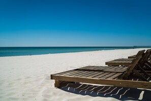 Pantai pribadi, pasir putih, dan bar pantai