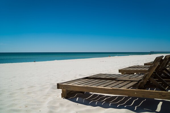 Playa privada, playa de arena blanca y bar en la playa 