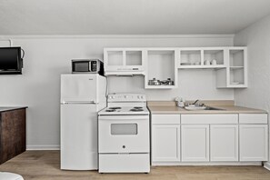 Standard Room, Kitchen, Ground Floor | Private kitchen | Coffee/tea maker