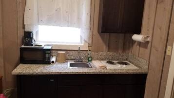 Cafetera/tetera, refrigerador, microondas