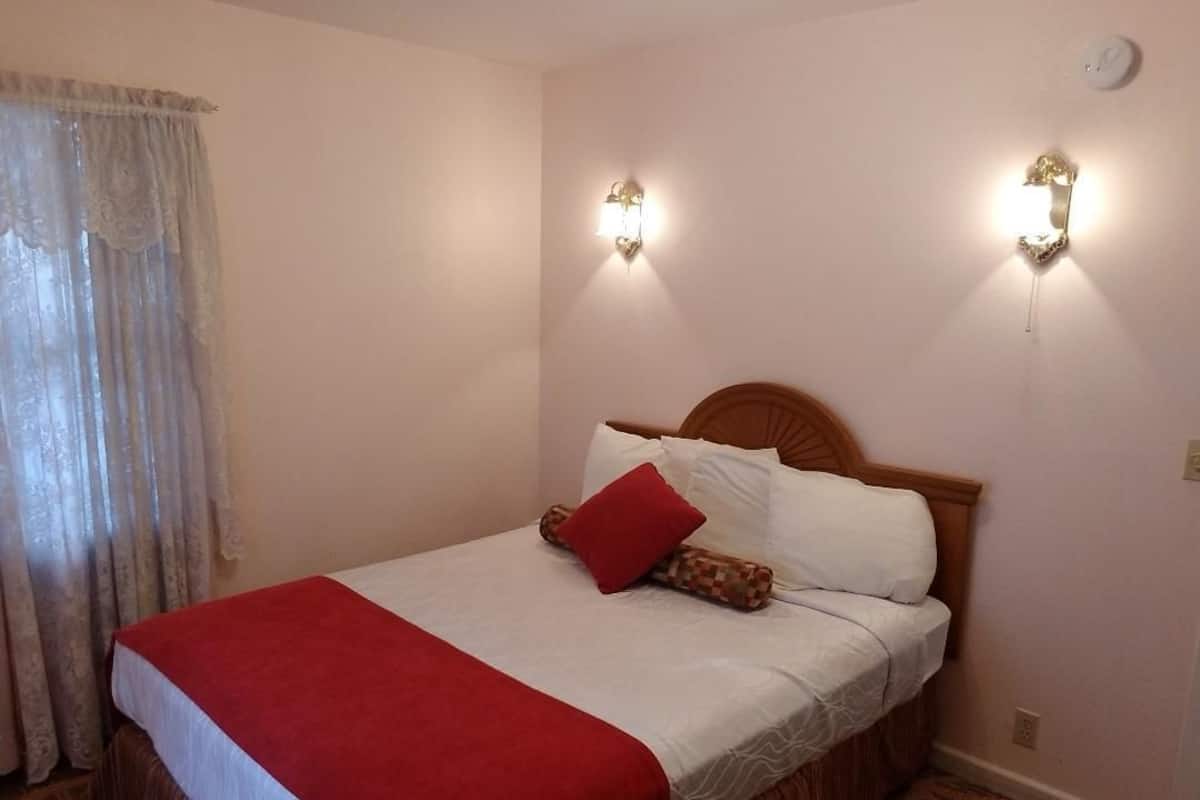 Cottage, 2 Bedrooms | Iron/ironing board, free WiFi