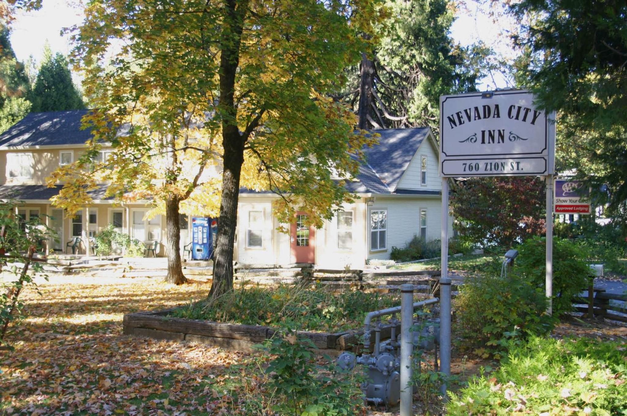 Señal para Nevada City Inn ubicada en la calle Zion, 760.