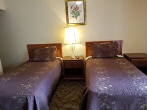 Room, 2 Twin Beds | Iron/ironing board, free WiFi