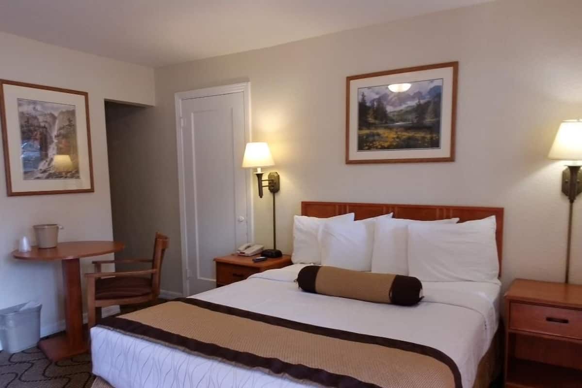 Standard Room, 1 Queen Bed | Iron/ironing board, free WiFi
