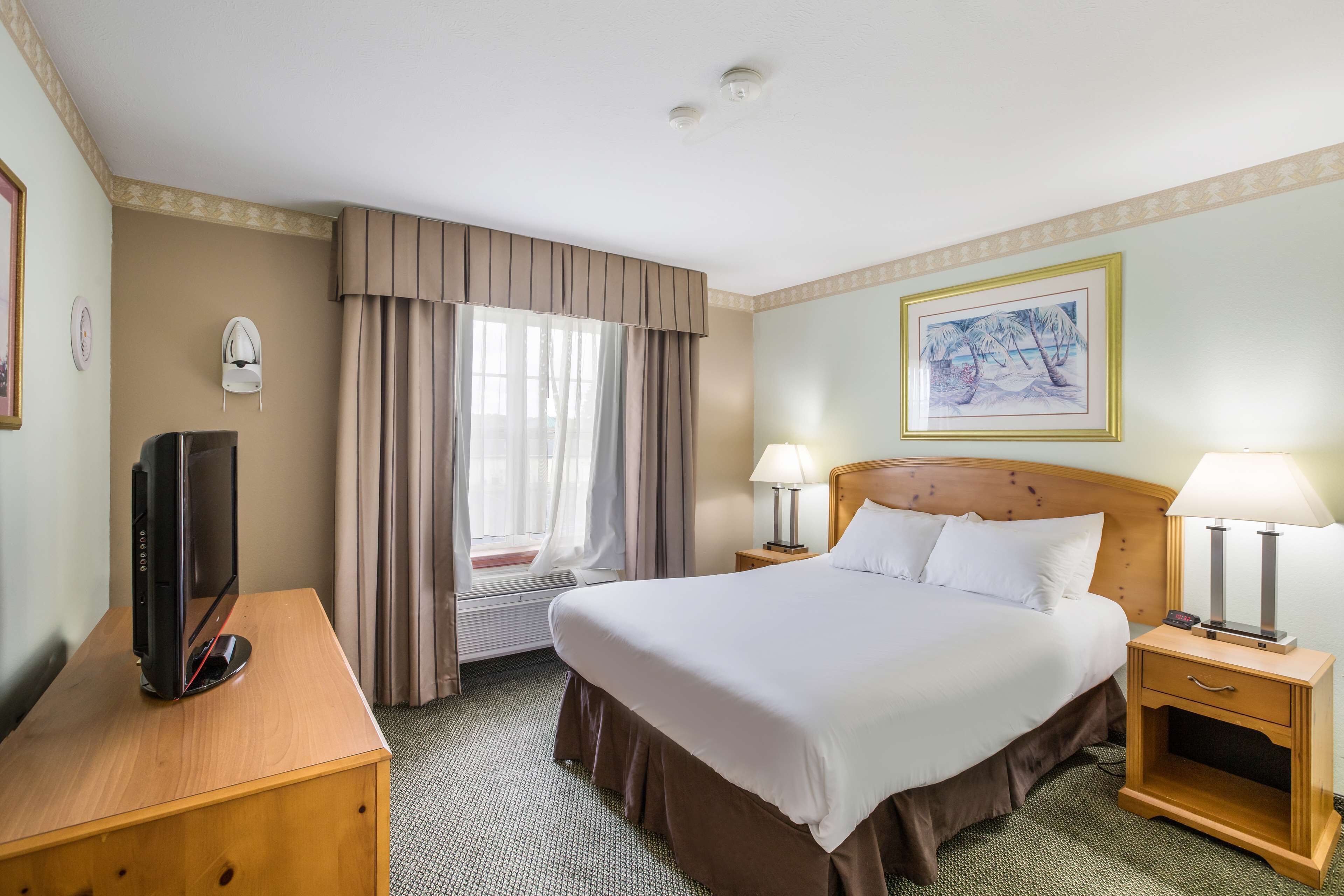 Biancheria da letto ipoallergenica, una scrivania, ferro/asse da stiro