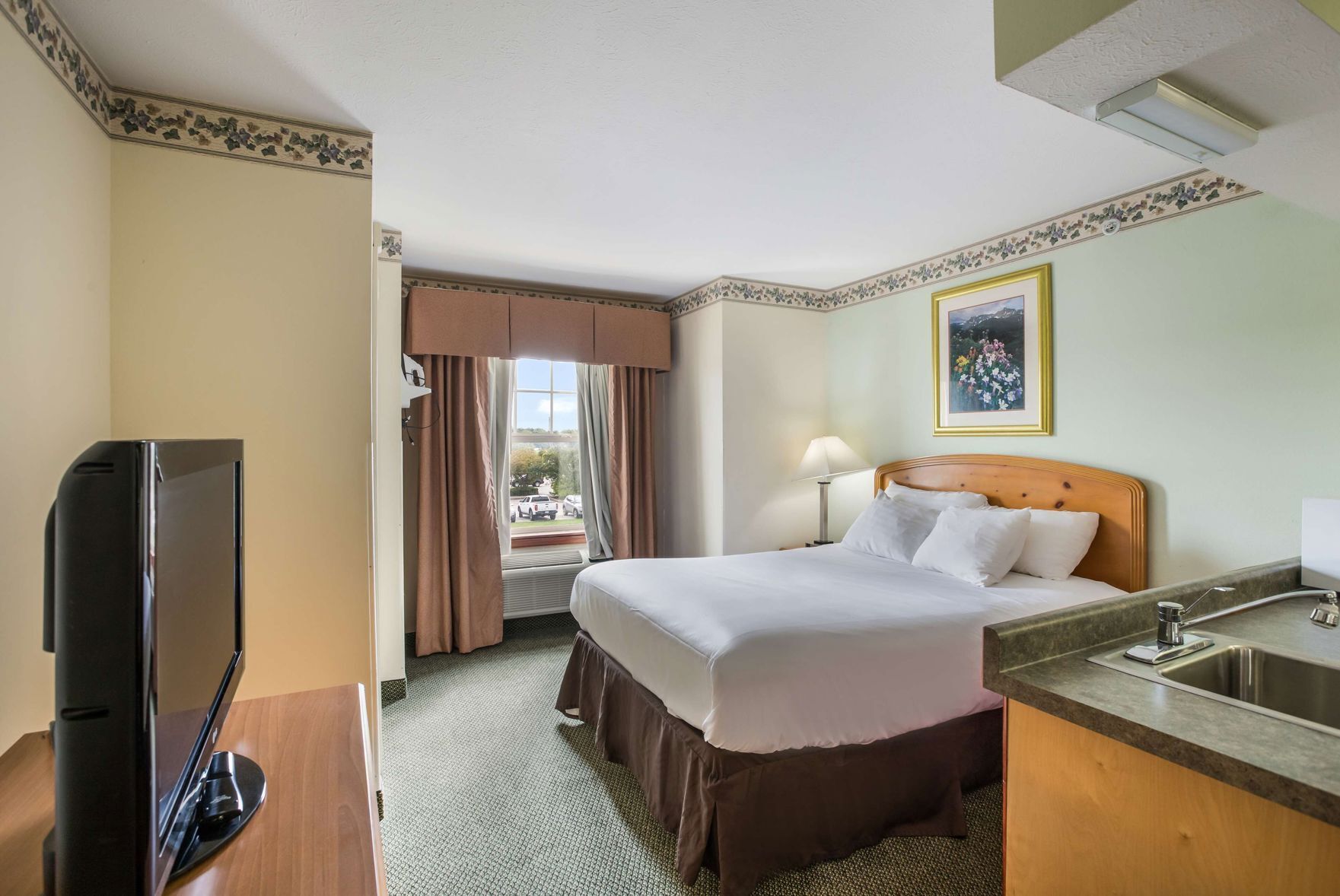 Hypo-allergenic bedding, desk, iron/ironing board, free WiFi