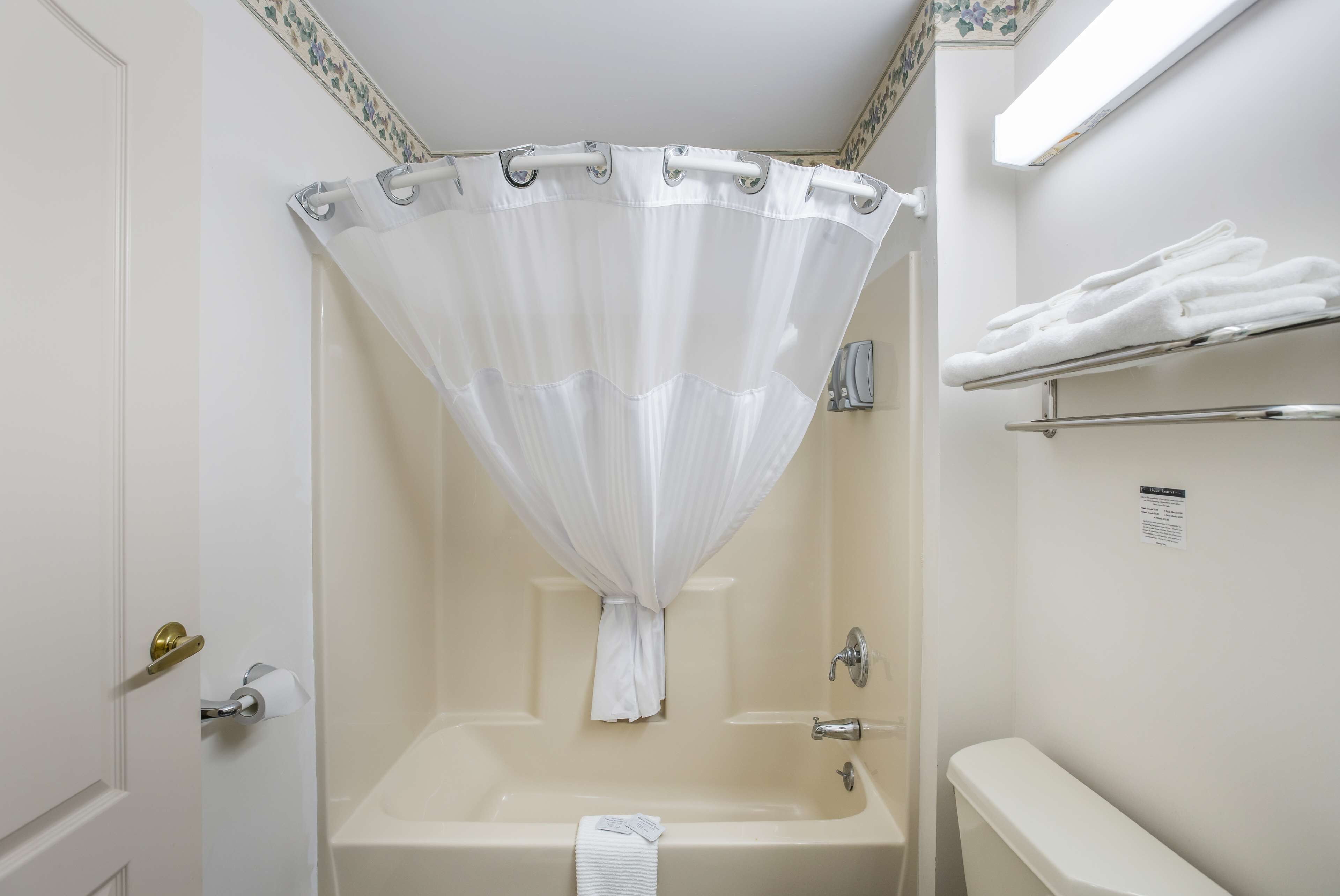 Hypo-allergenic bedding, desk, iron/ironing board, free WiFi
