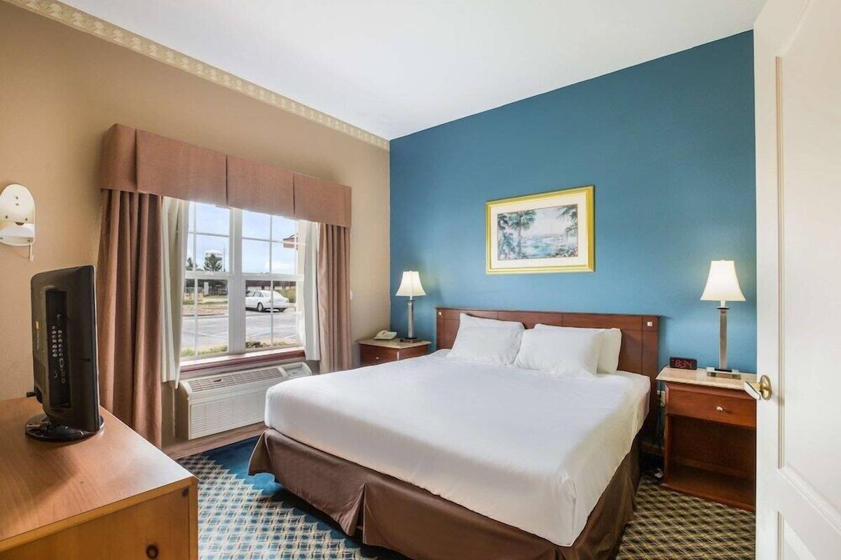 Hypo-allergenic bedding, desk, iron/ironing board, free WiFi