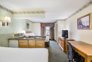 Hypo-allergenic bedding, desk, iron/ironing board, free WiFi