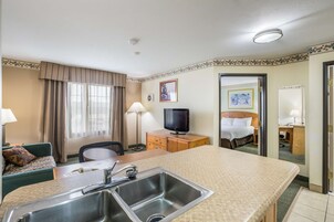 Ropa de cama hipoalergénica, escritorio y tabla de planchar con plancha