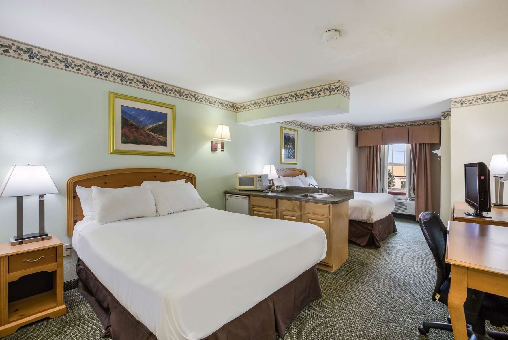 Hypo-allergenic bedding, desk, iron/ironing board, free WiFi