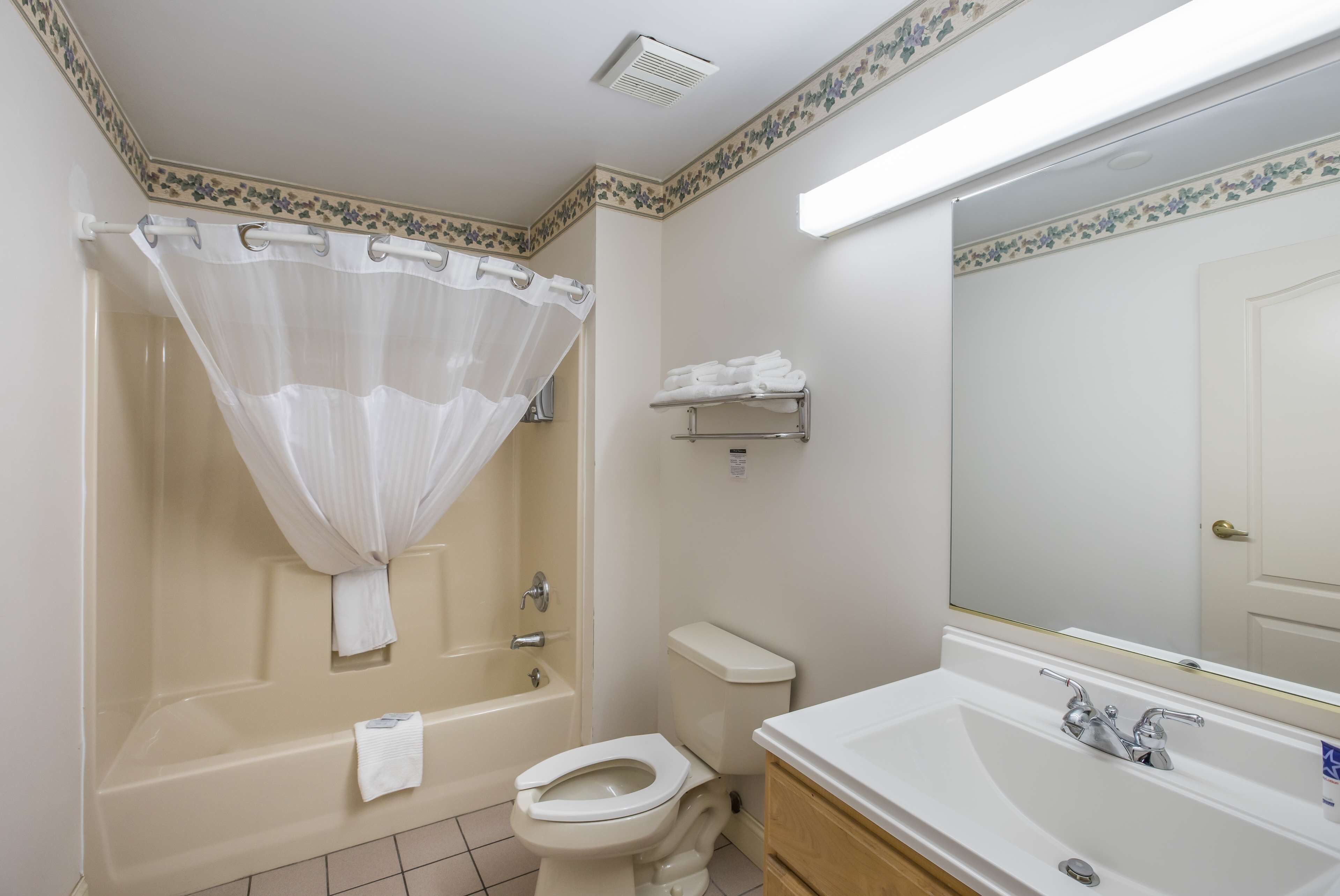 Un baño con bañera, inodoro y lavamanos.