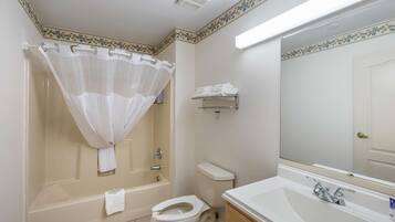 Un baño con bañera, inodoro y lavamanos.