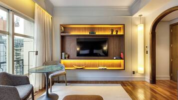 Executive kamer | Een minibar, een kluis op de kamer, een bureau, gratis wifi