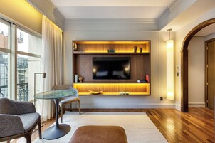 Executive Room | Minibar, in-room safe, desk, free WiFi