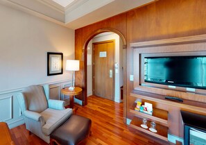 Standard Room, 1 Double Bed | Minibar, in-room safe, desk, free WiFi