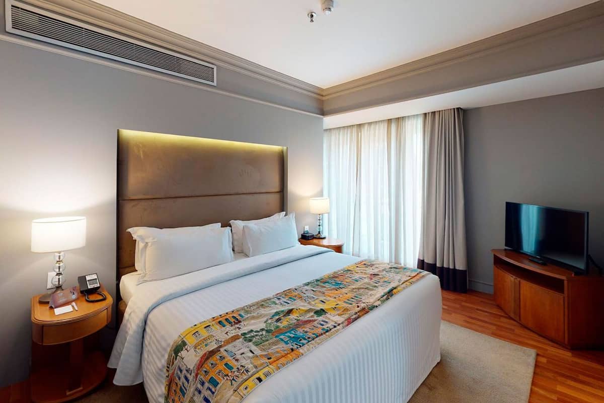 Minibar, in-room safe, desk, free WiFi