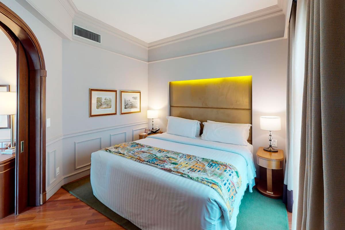 Minibar, in-room safe, desk, free WiFi