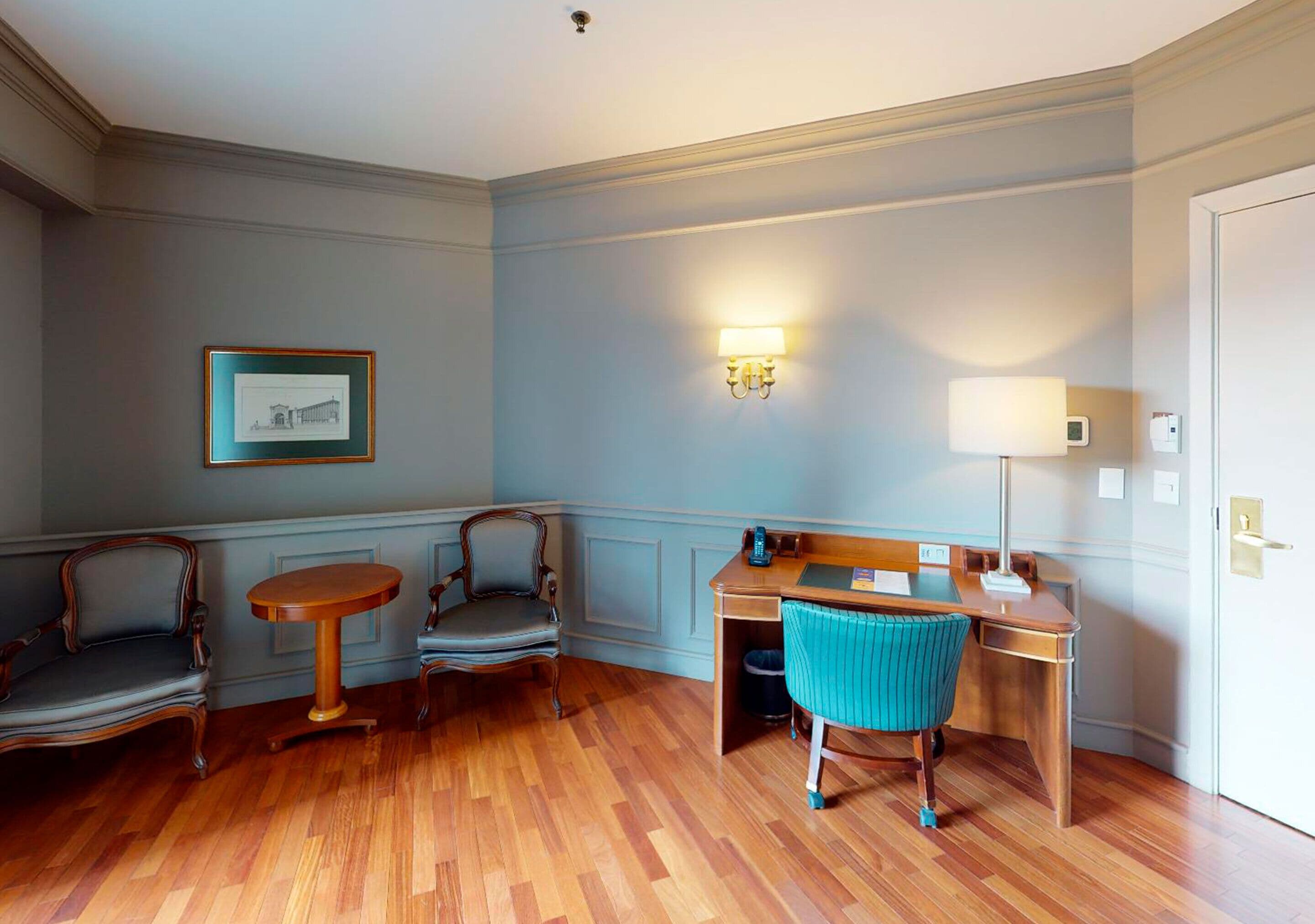 deluxe suite | living room | 29-inch lcd tv with cable channels, tv