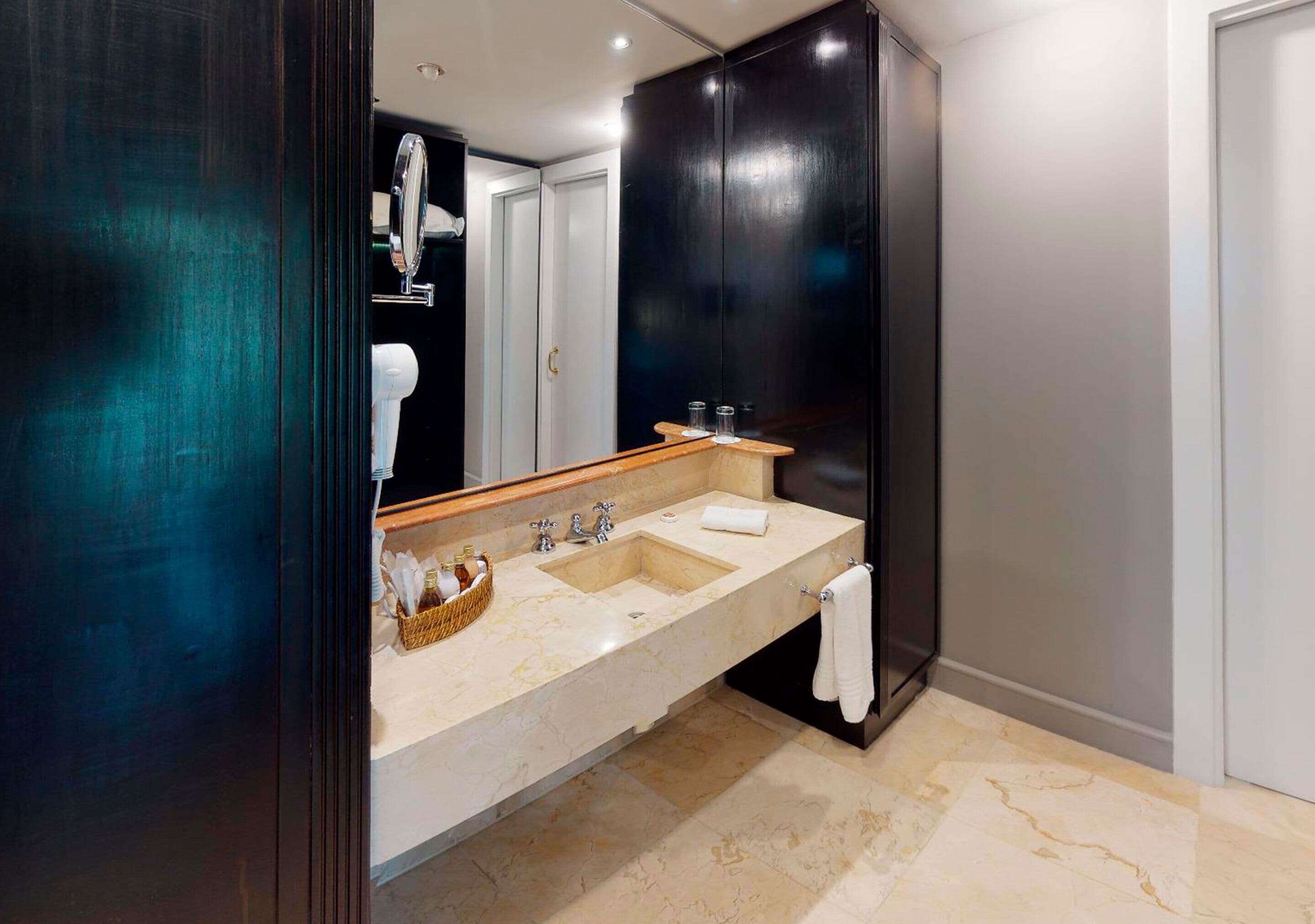 executive suite (corporate) | bathroom | free toiletries, hair dryer, towels