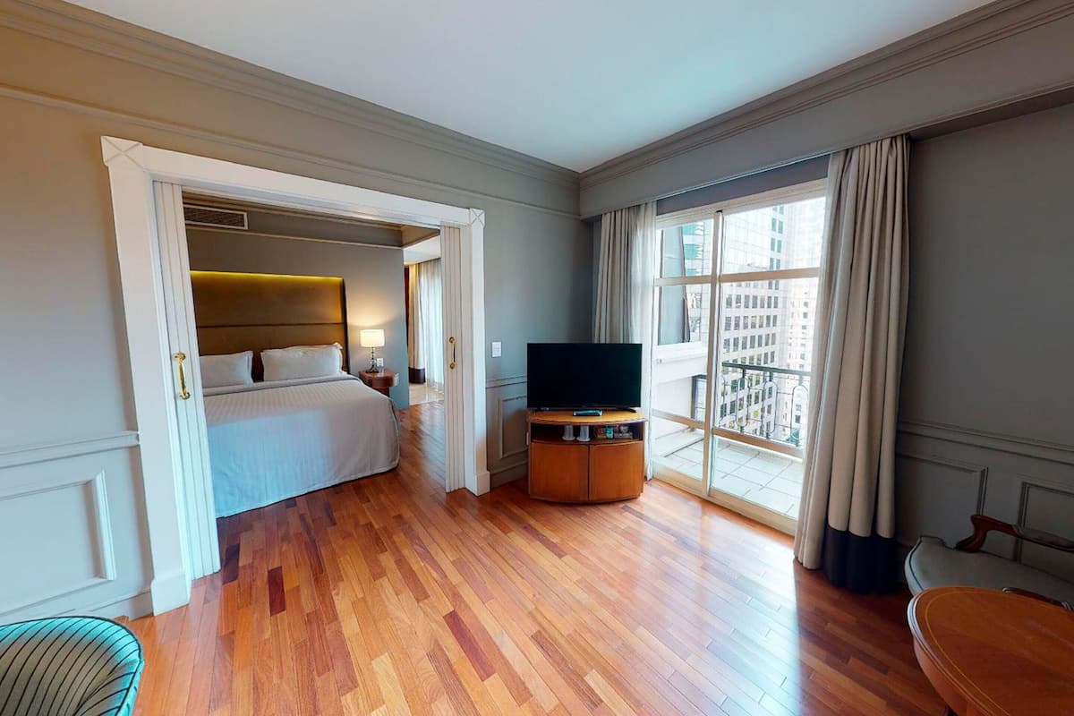 Minibar, in-room safe, desk, free WiFi