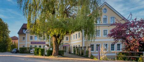 Mặt tiền nơi lưu trú