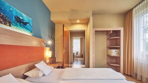 Family Room (3 beds, 2 rooms) | 4 bedrooms, premium bedding, pillowtop beds, in-room safe - AKZENT Hotel Aufkirchen (Oberding)