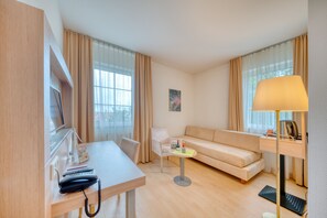 Family Room (3 beds, 2 rooms) | Premium bedding, pillowtop beds, in-room safe, desk