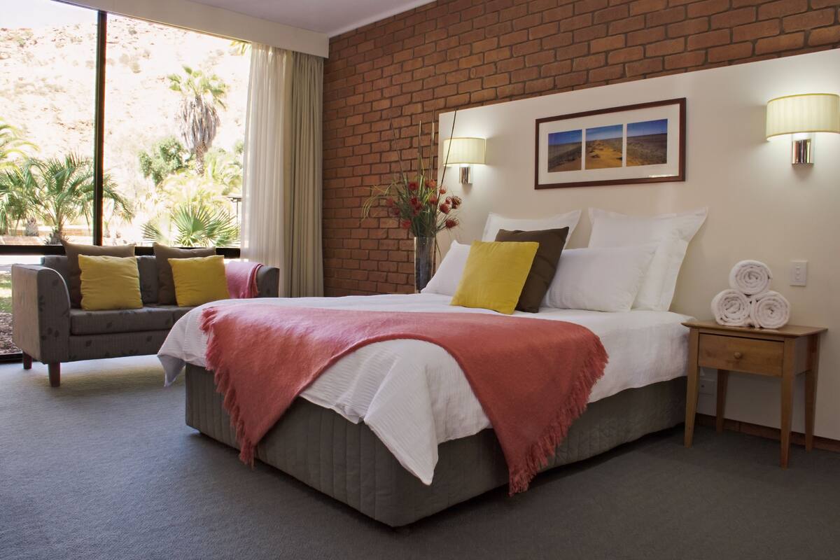 Chambre, 1 grand lit, vue piscine