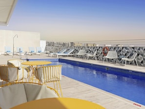 Piscine extérieure (ouverte en saison), parasols de plage